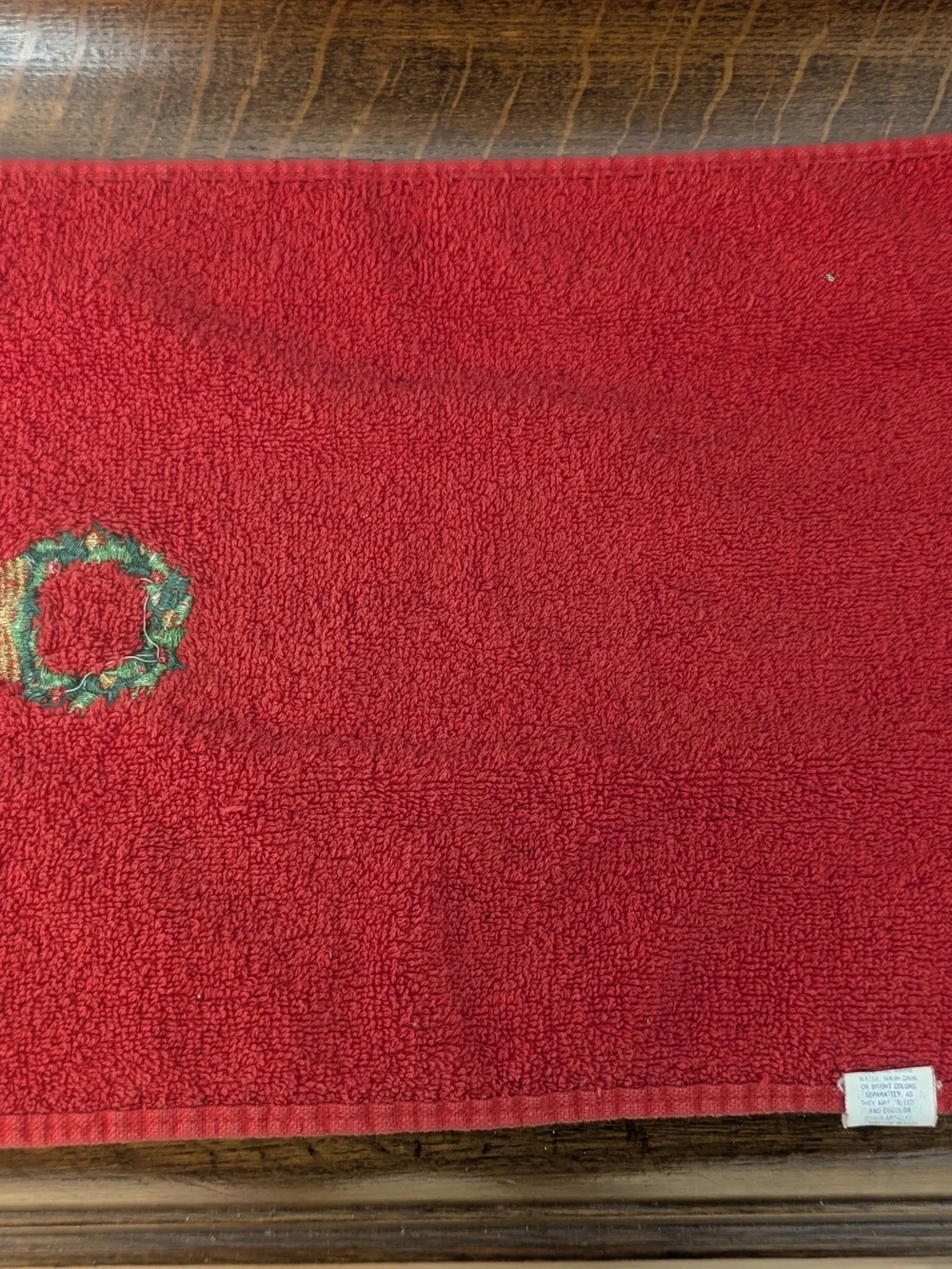 Guest Towels - Set of 2 Vintage Red Christmas Wreath Fringed